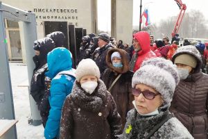 Блокадников не пустили на мемориальное кладбище в Петербурге из-за приезда Путина